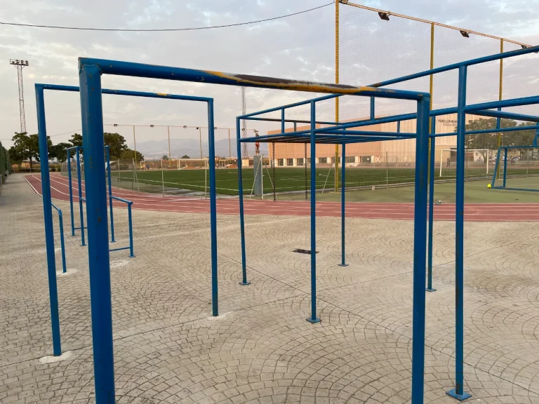 Parque de calistenia en el polideportivo de Belicena