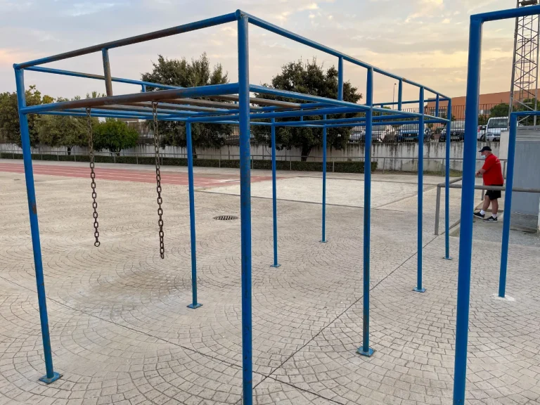 Parque de calistenia en el polideportivo de Belicena