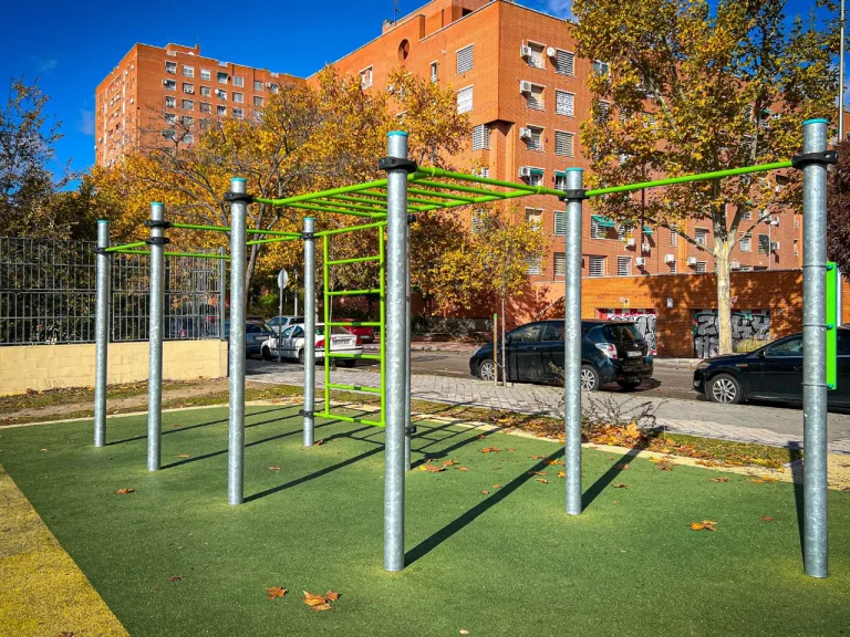 Parque de Calistenia Palomeras Bajas Junto Al Campo De Fútbol