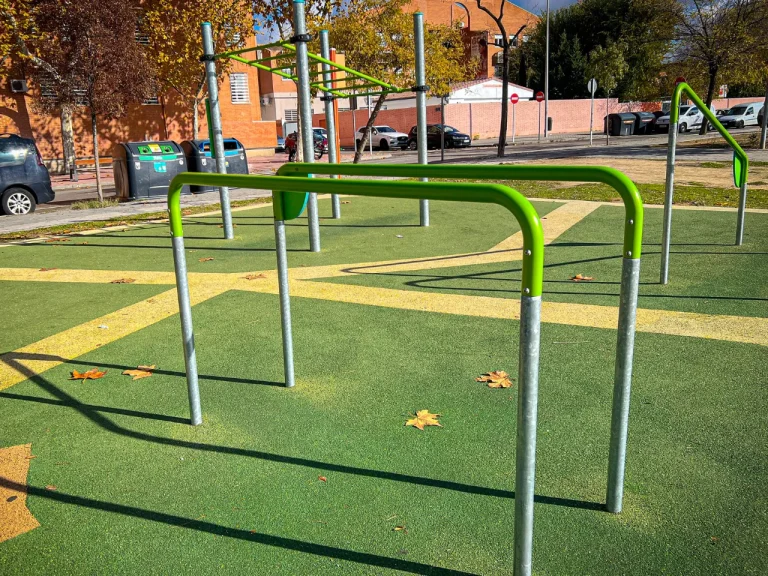 Parque de Calistenia Palomeras Bajas Junto Al Campo De Fútbol