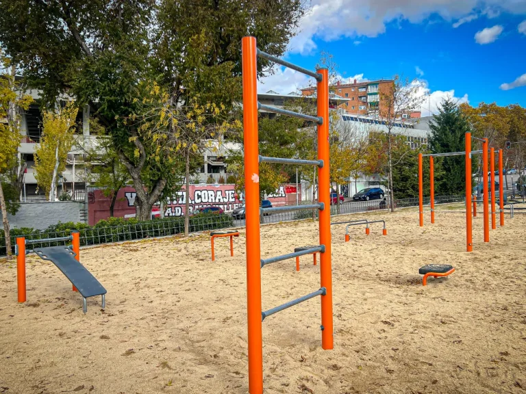 Parque de Calistenia Parque Junto A Las Pistas Del Rayo