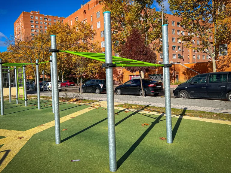 Parque de Calistenia Palomeras Bajas Junto Al Campo De Fútbol