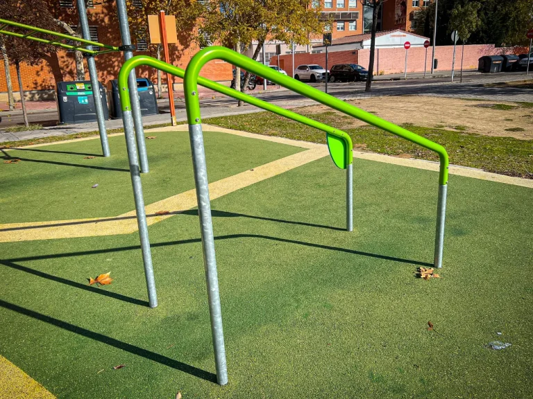 Parque de Calistenia Palomeras Bajas Junto Al Campo De Fútbol