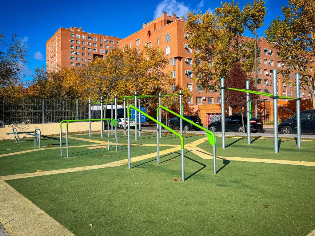 Parque de Calistenia Palomeras Bajas Junto Al Campo De Fútbol
