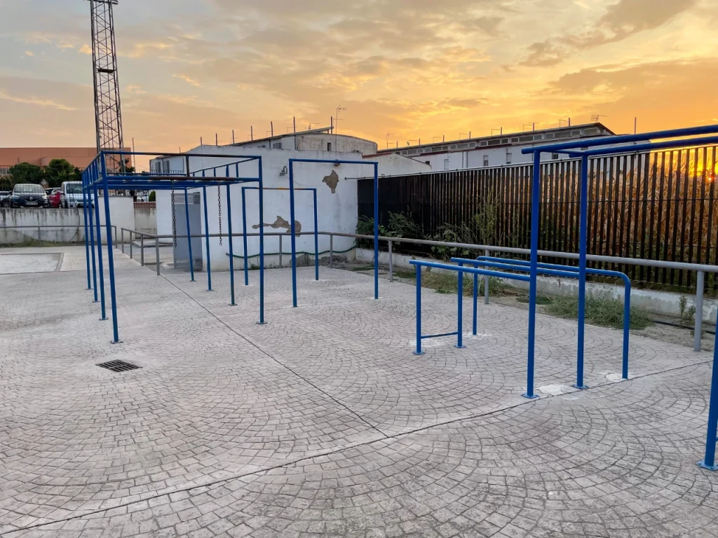 Parque de calistenia en el polideportivo de Belicena