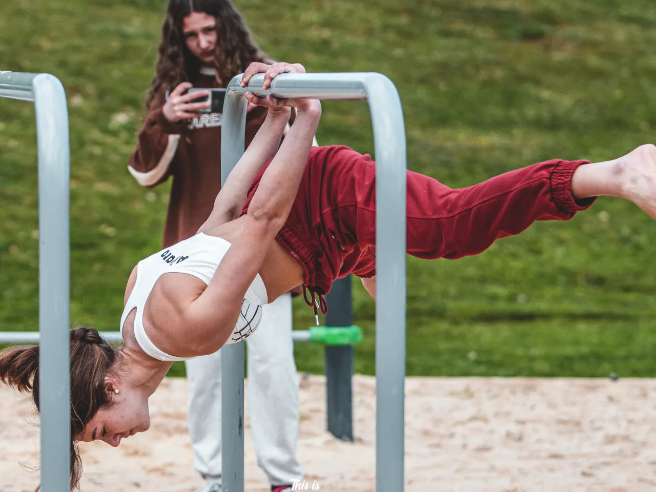Ainara haciendo Back Lever en paralelas