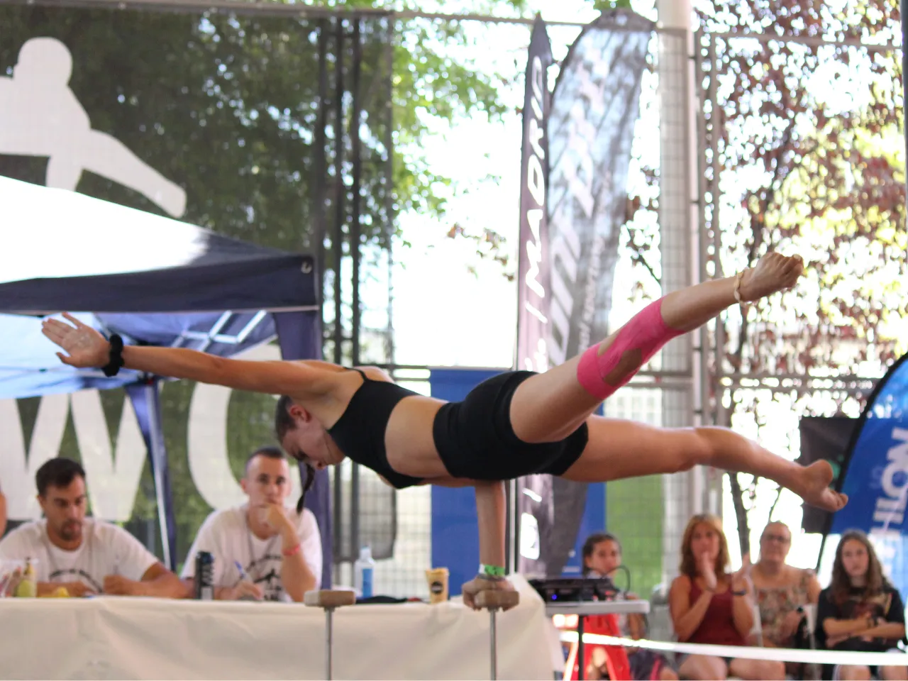 Andrea haciendo elbow planche con 1 mano Final de España 2022
