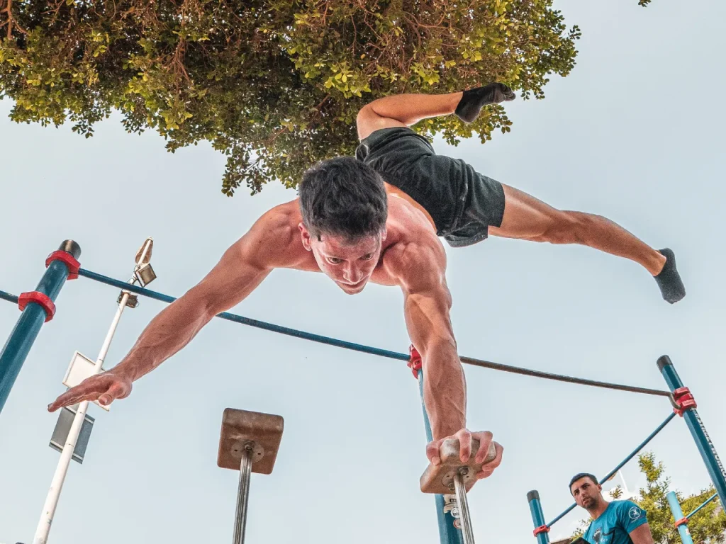 Ángel haciendo pino a una mano Final III Copa de Málaga