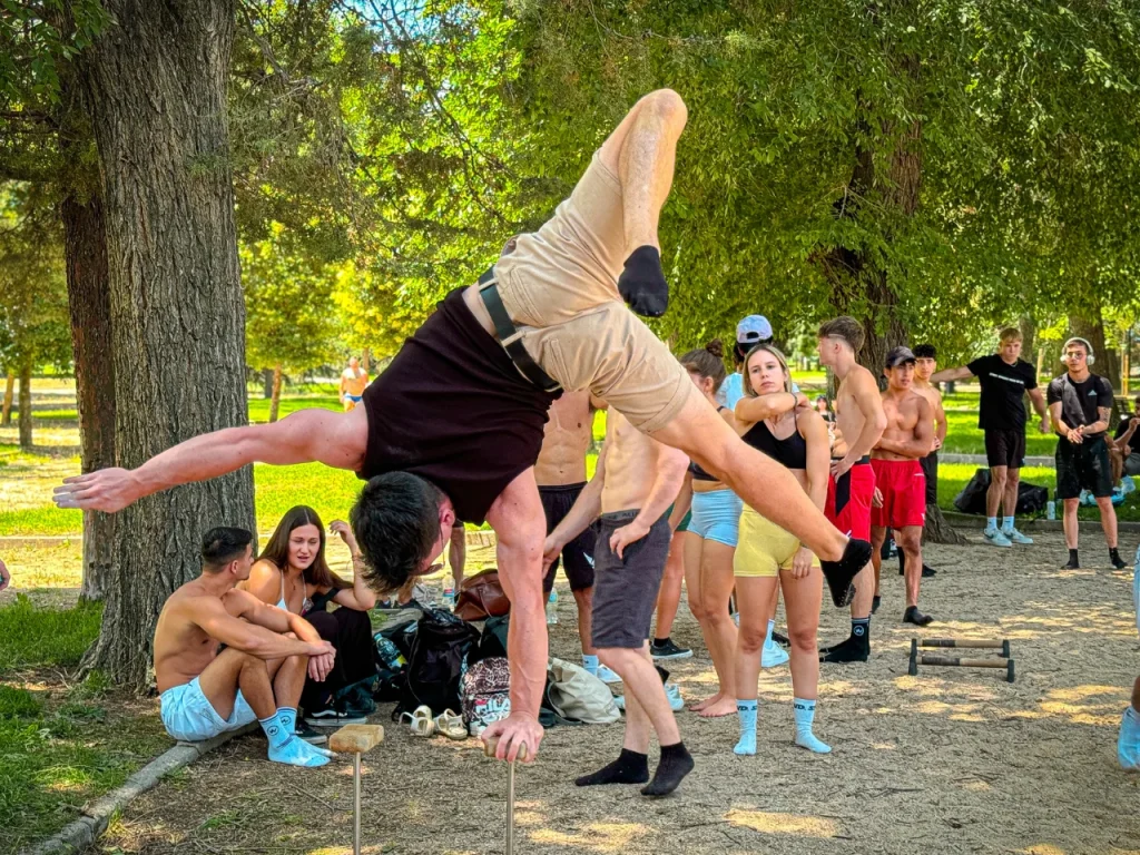 Ángel haciendo pino en la quedada de las SWUB VI