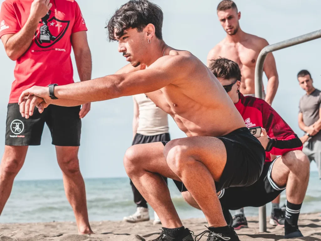 Atleta de Bars Breakers - Andrés Ortiz haciendo sentadillas