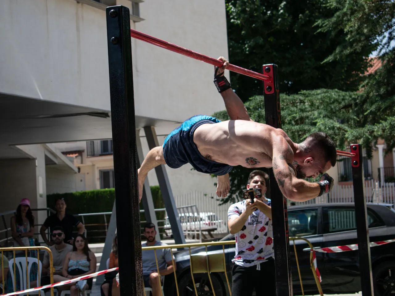 Baltasar haciendo back lever con una mano