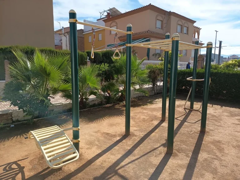 Barras de mono anillas y banco de abdominales Parque de Calistenia de San Cayetano en Armilla