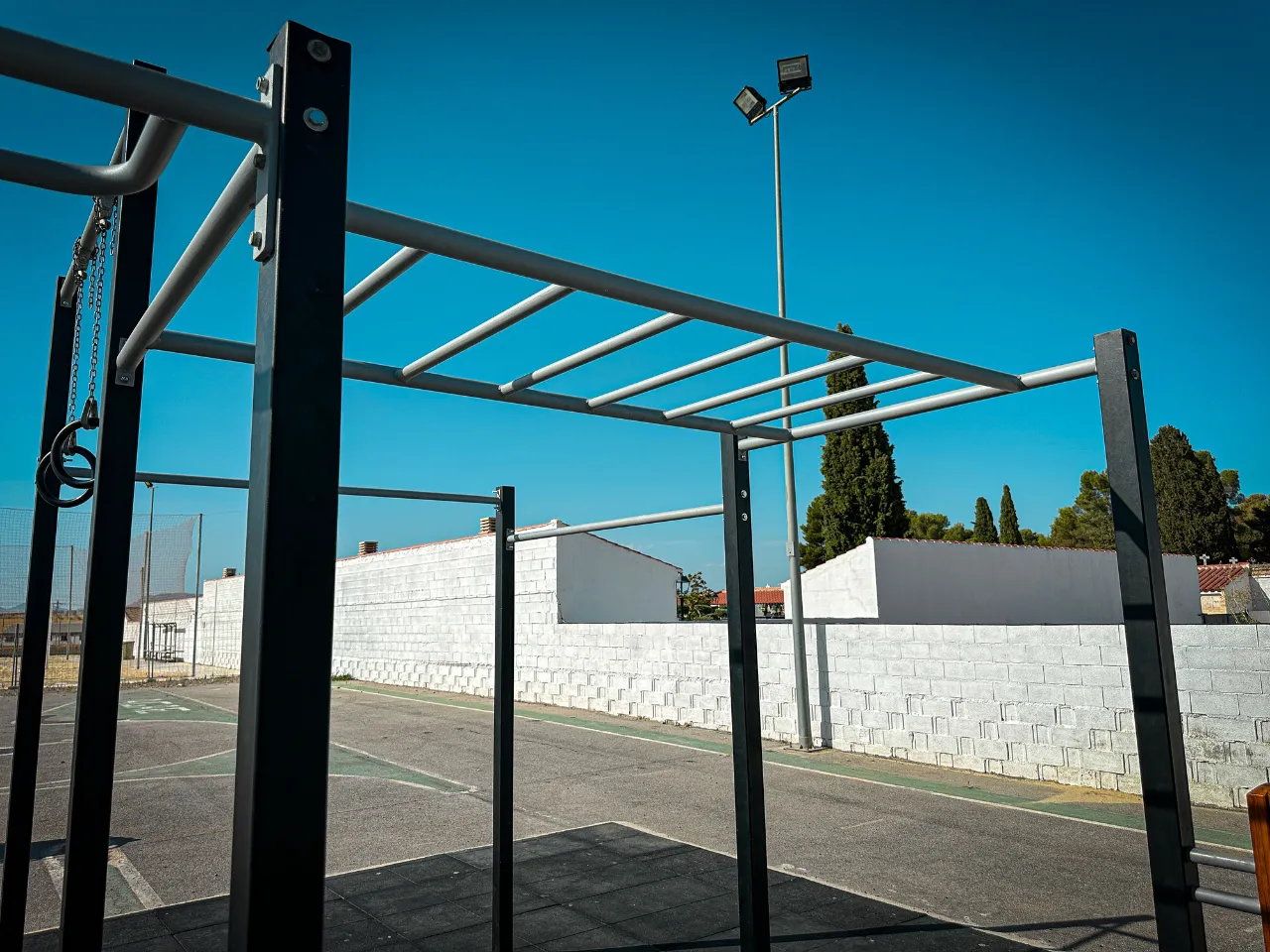 Barras monkey y barras de dominadas - Polideportivo Las Gabias