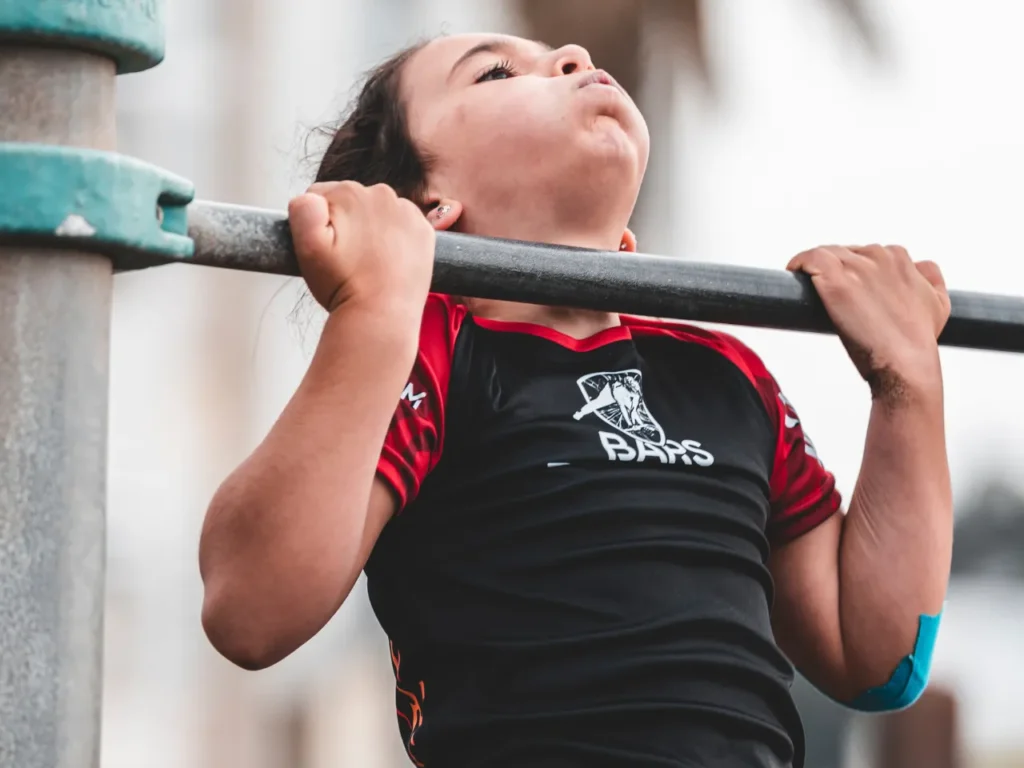 Candela Lara realizando dominadas supinas
