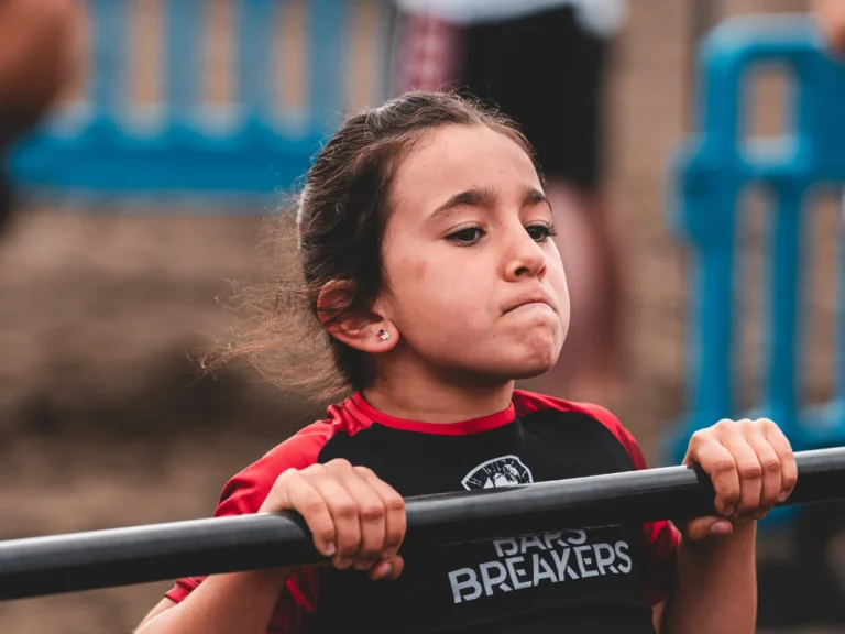 Candela haciendo dominadas