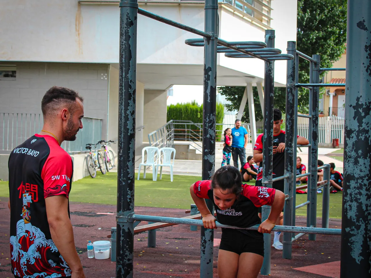 Candela haciendo fondos en barra - Bars Breakers Academy Battles I