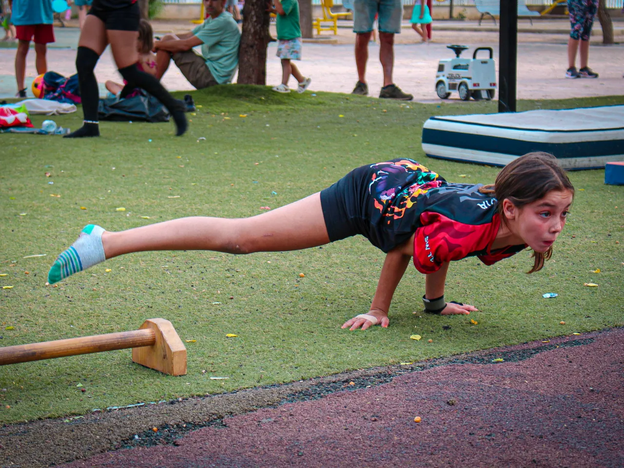 Carlota haciendo elbow straddle - Bars Breakers Academy Battles I