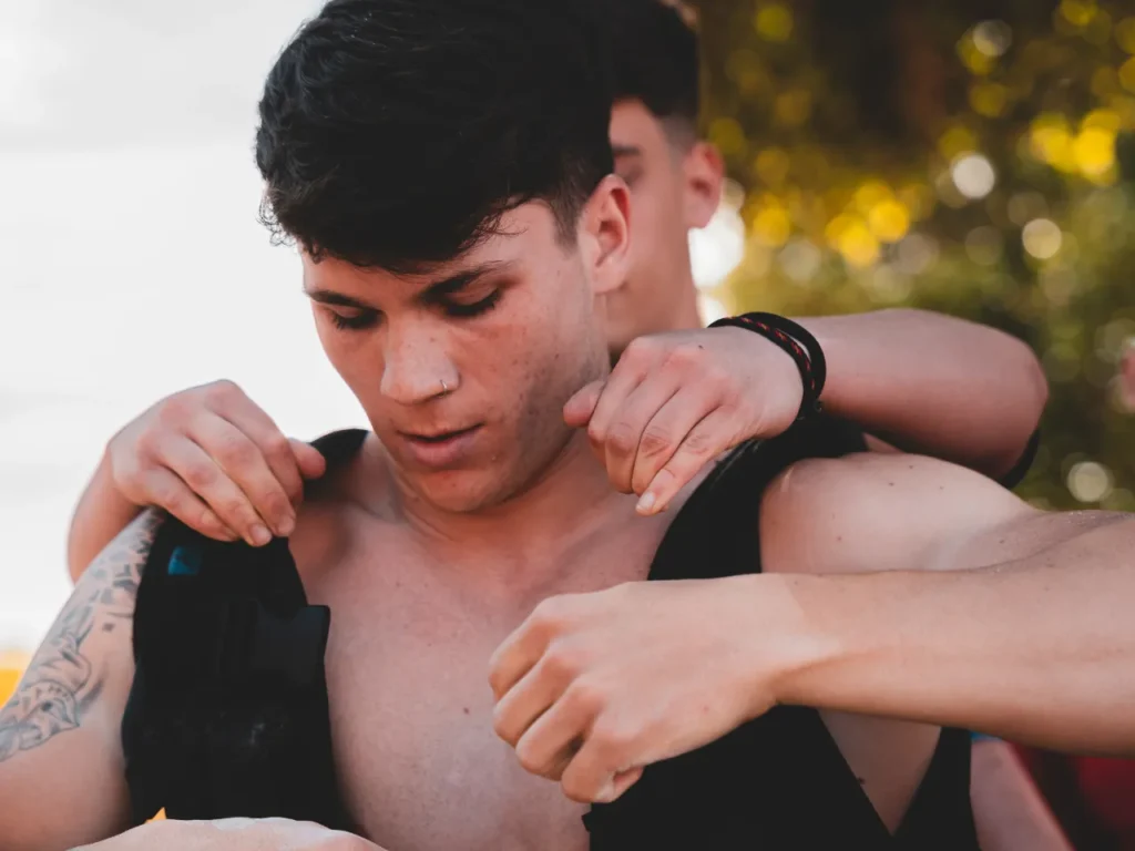 Chiki colocandose el chaleco de lastre durante la rutina