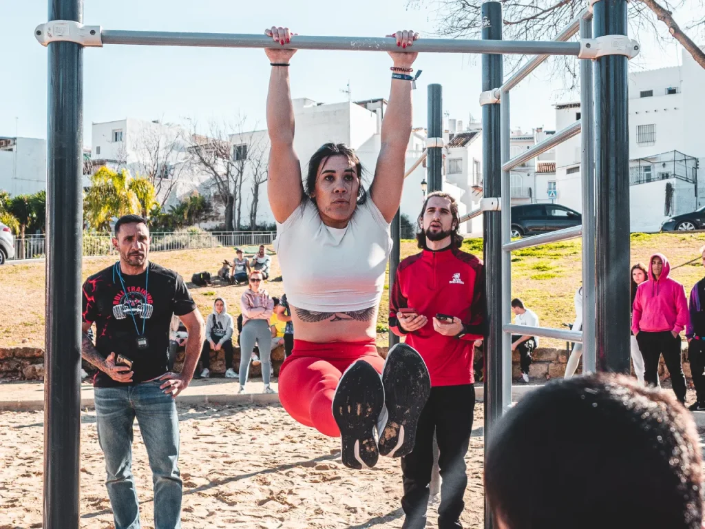 Claudia Molina haciendo L-sit raises Monkey Endurance I