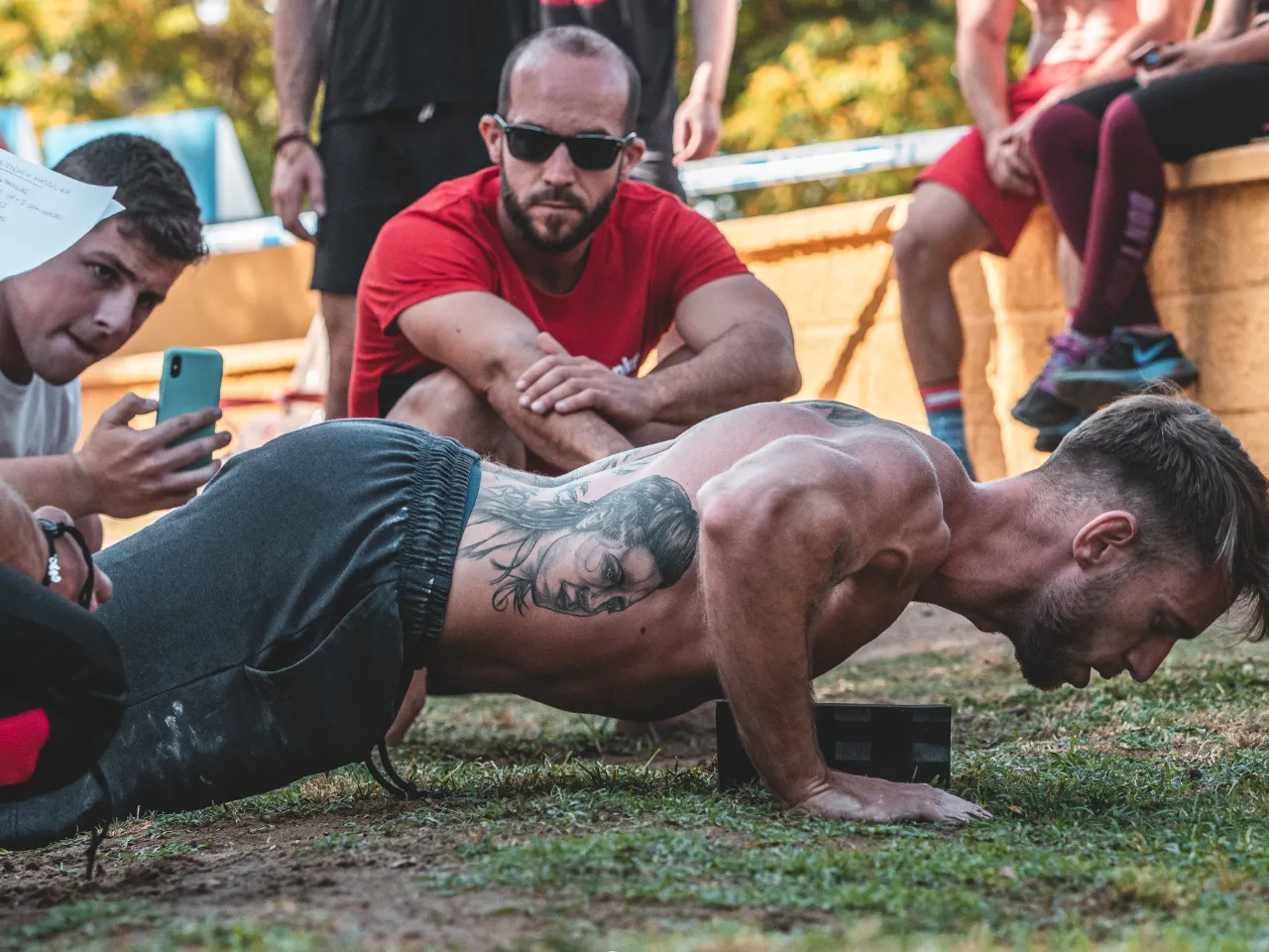 Rafa Toro haciendo Flexiones Final II Copa de Málaga