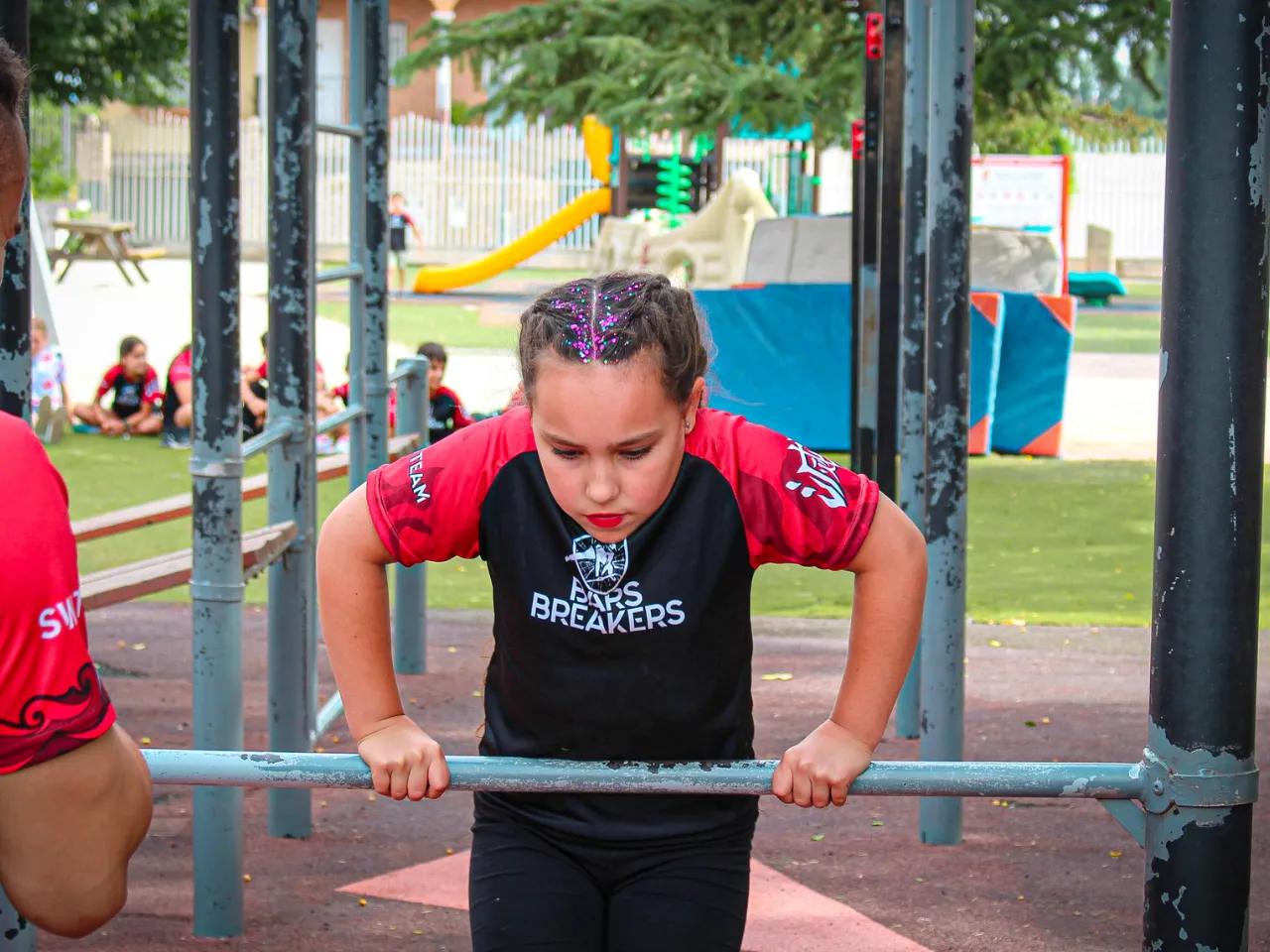 Dámaris haciendo fondos en barra - Bars Breakers Academy Battles I