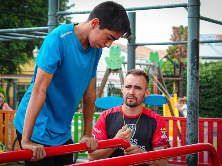 Diego haciendo fondos en barra - Bars Breakers Academy Battles I