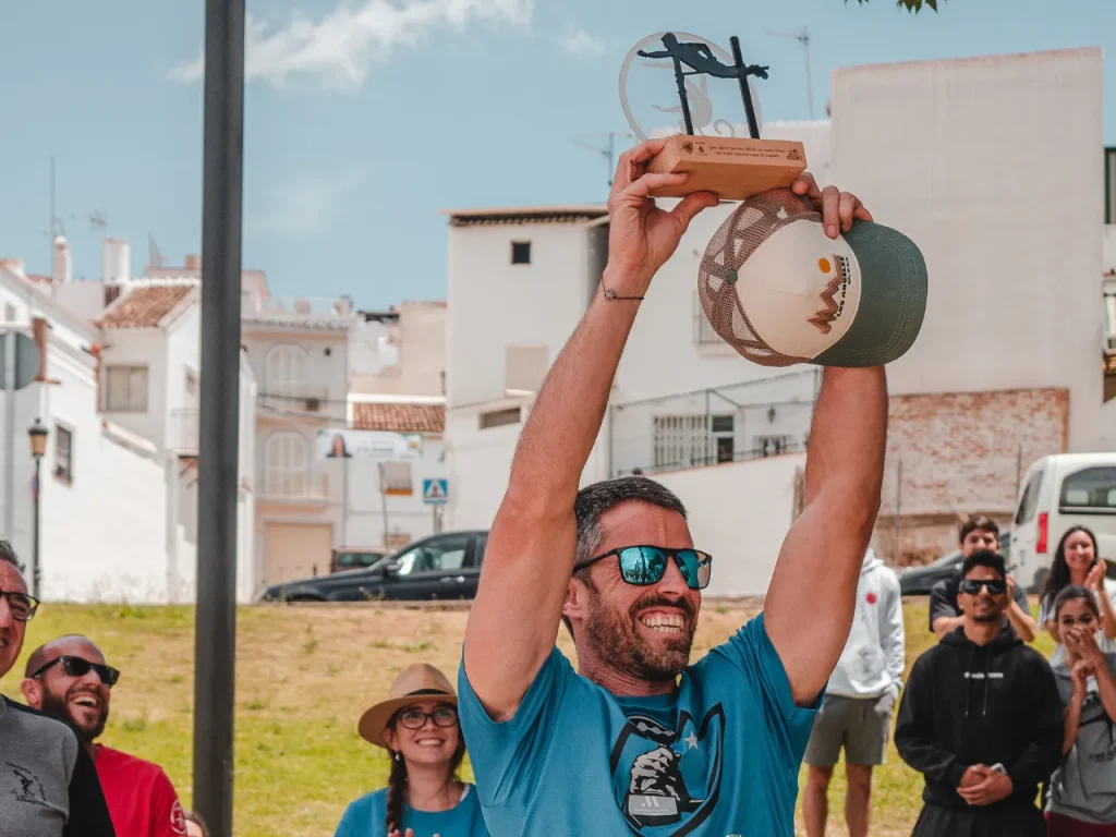 Eladio y su trofeo de picha-plancha
