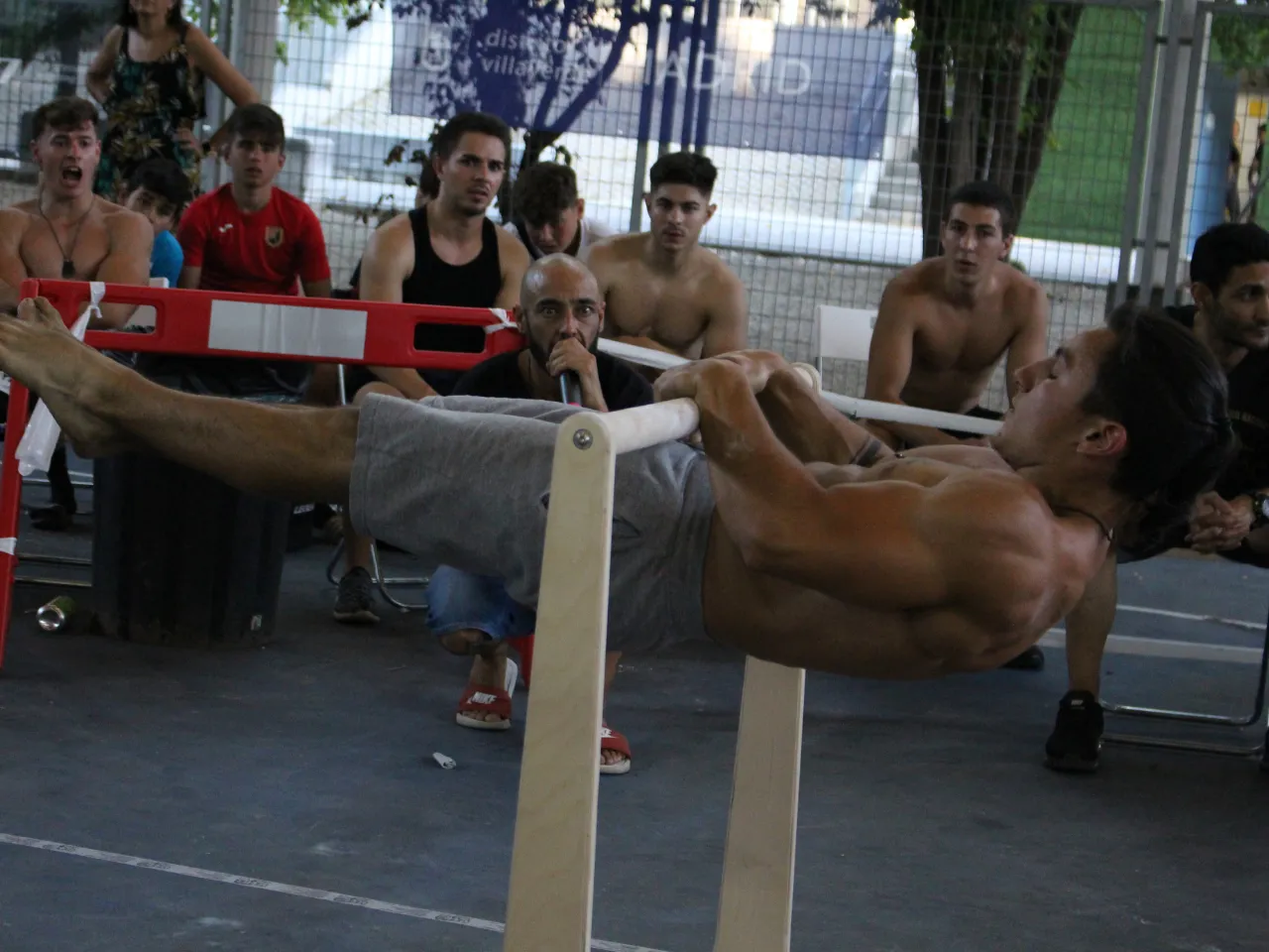 Elfo haciendo Pull Ups de Front Lever Final de España 2022