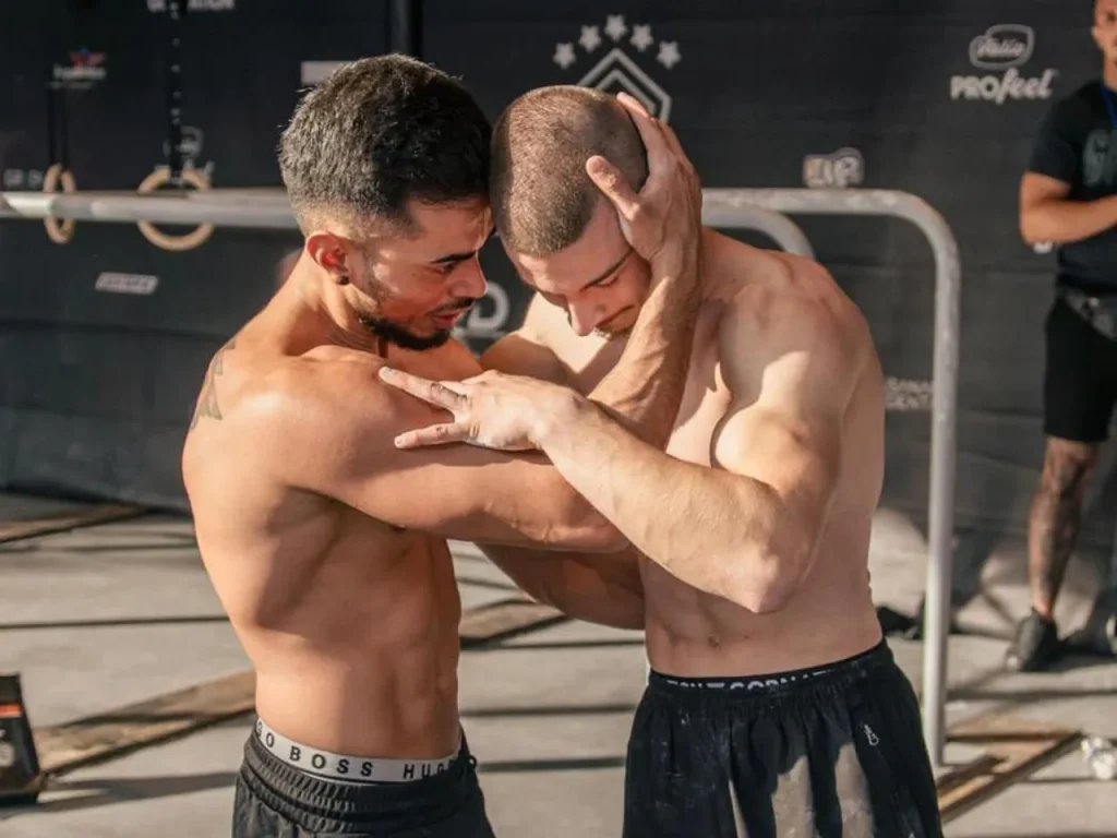 Hristov y Eryc Ortiz mostrando respeto mutuo tras la batalla