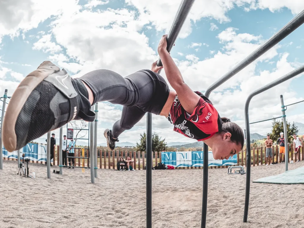 Inés haciendo Back Lever 1º Stage (Pizarra)