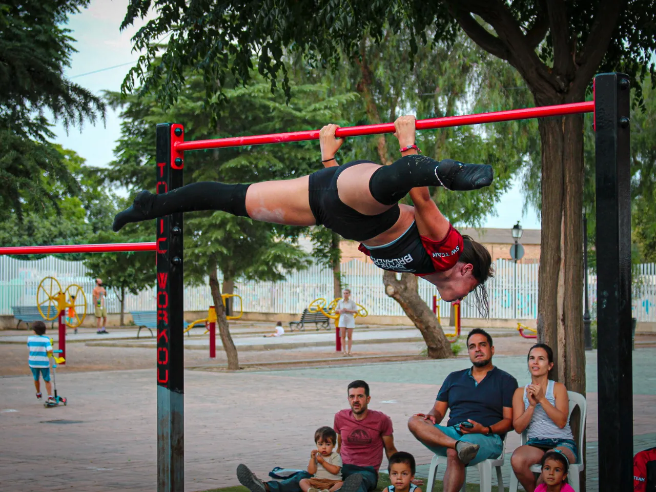 Inés haciendo back lever straddle - Bars Breakers Academy Battles I