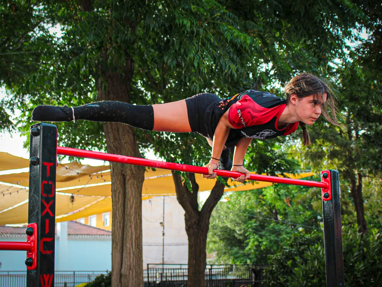 Inés haciendo elbow straddle - Bars Breakers Academy Battles I