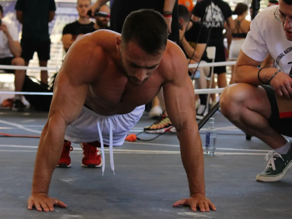 Javi Alés haciendo flexiones Final de España 2022