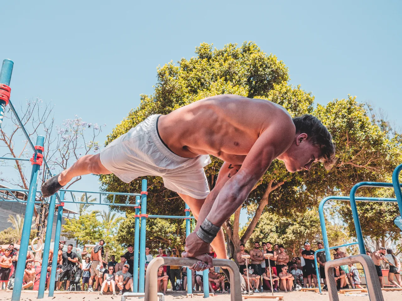 Yura haciendo side planche asistida Final II Copa de Málaga