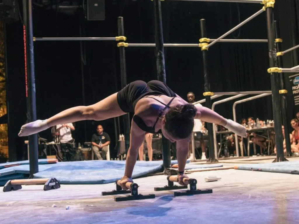 La campeona española Blanca Almoh haciendo straddle
