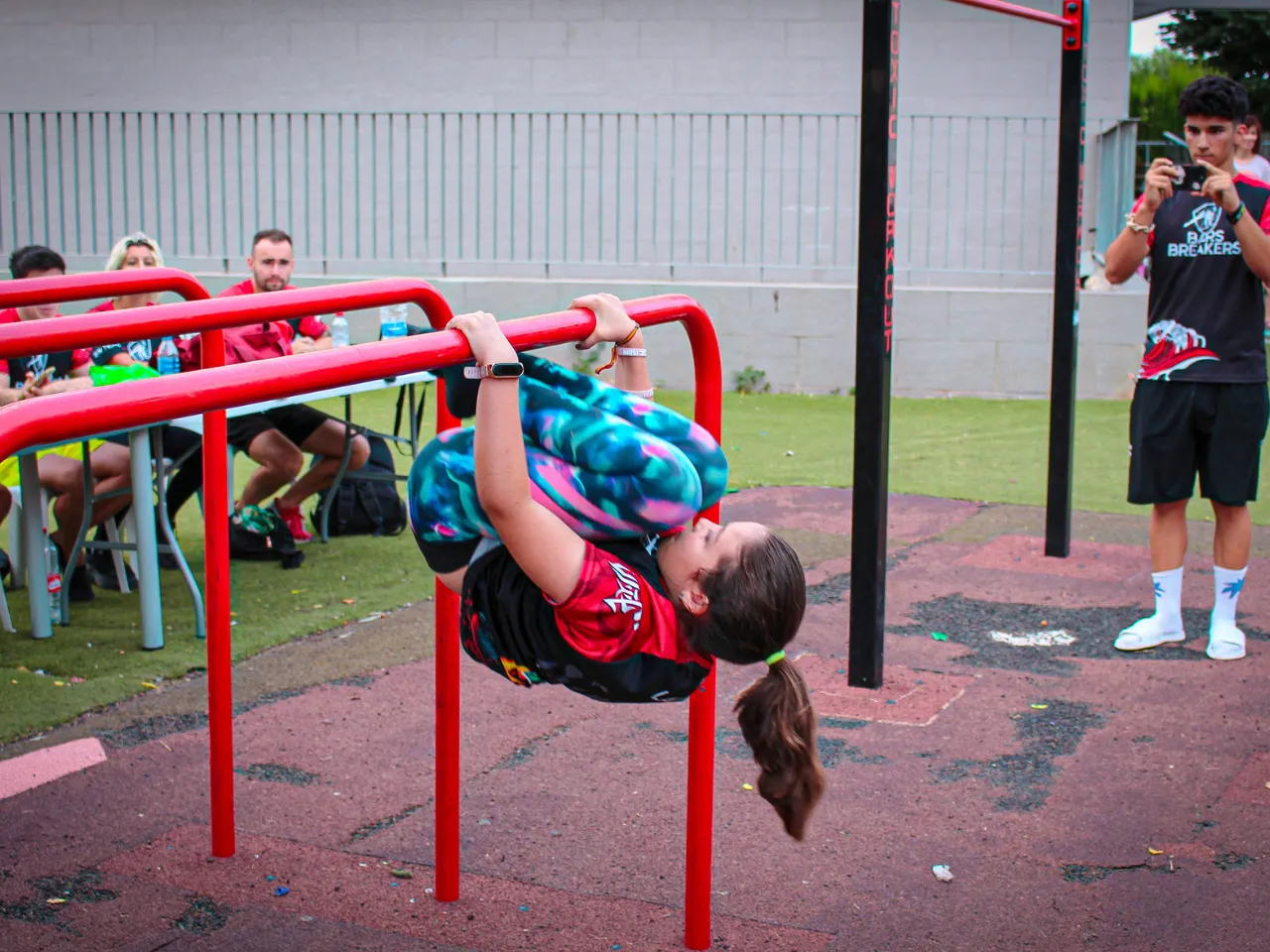 Laura haciendo Pull Ups Tuck Front - Bars Breakers Academy Battles I