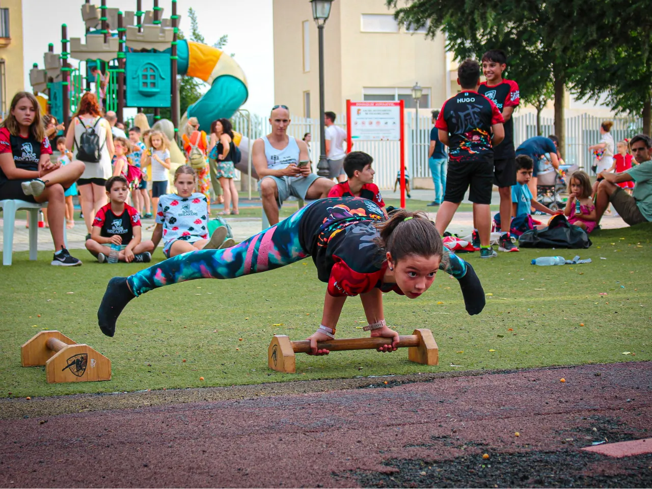 Laura haciendo elbow straddle - Bars Breakers Academy Battles I