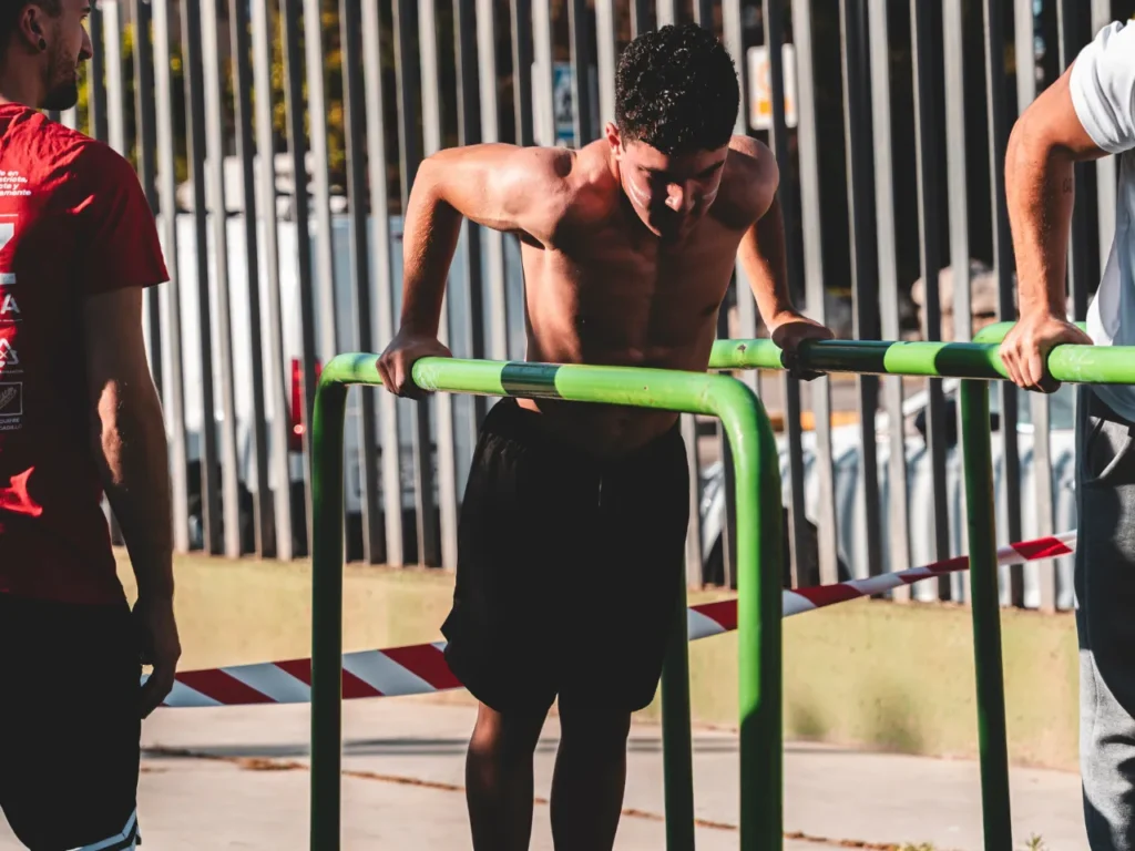 Leo Franco realizando fondos en paralelas