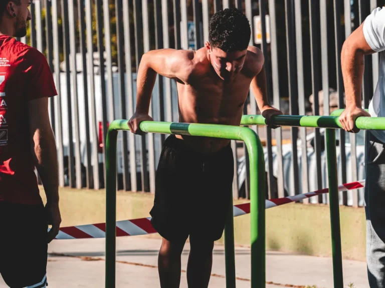 Leo Franco realizando fondos en paralelas