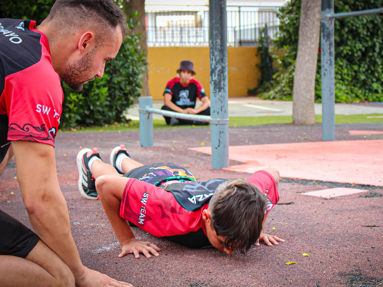 Leo gonza haciendo flexiones en suelo - Bars Breakers Academy Battles I