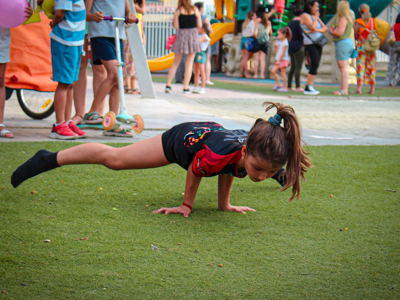 Lola haciendo elbow straddle - Bars Breakers Academy Battles I