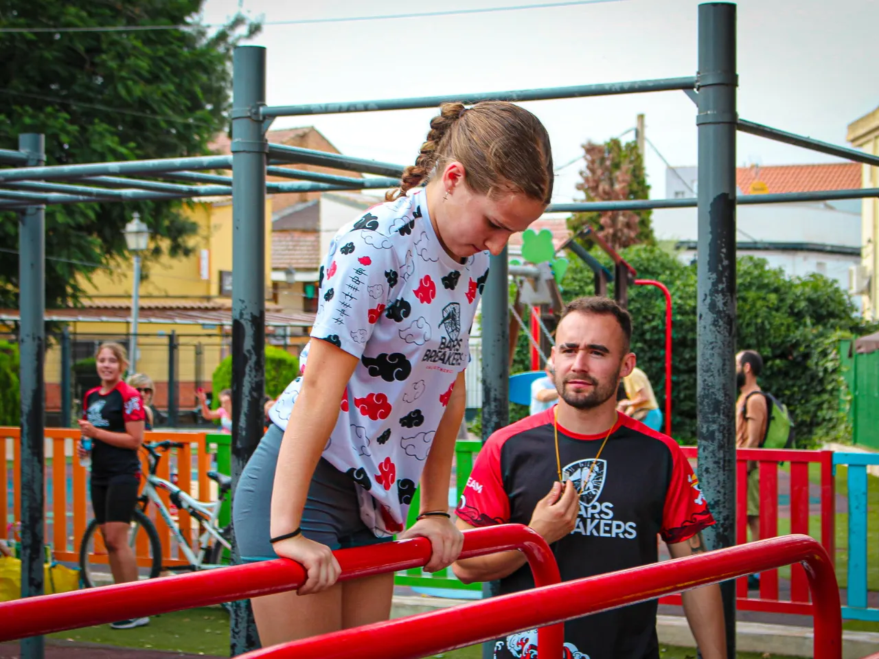Lourdes haciendo fondos en barra - Bars Breakers Academy Battles I