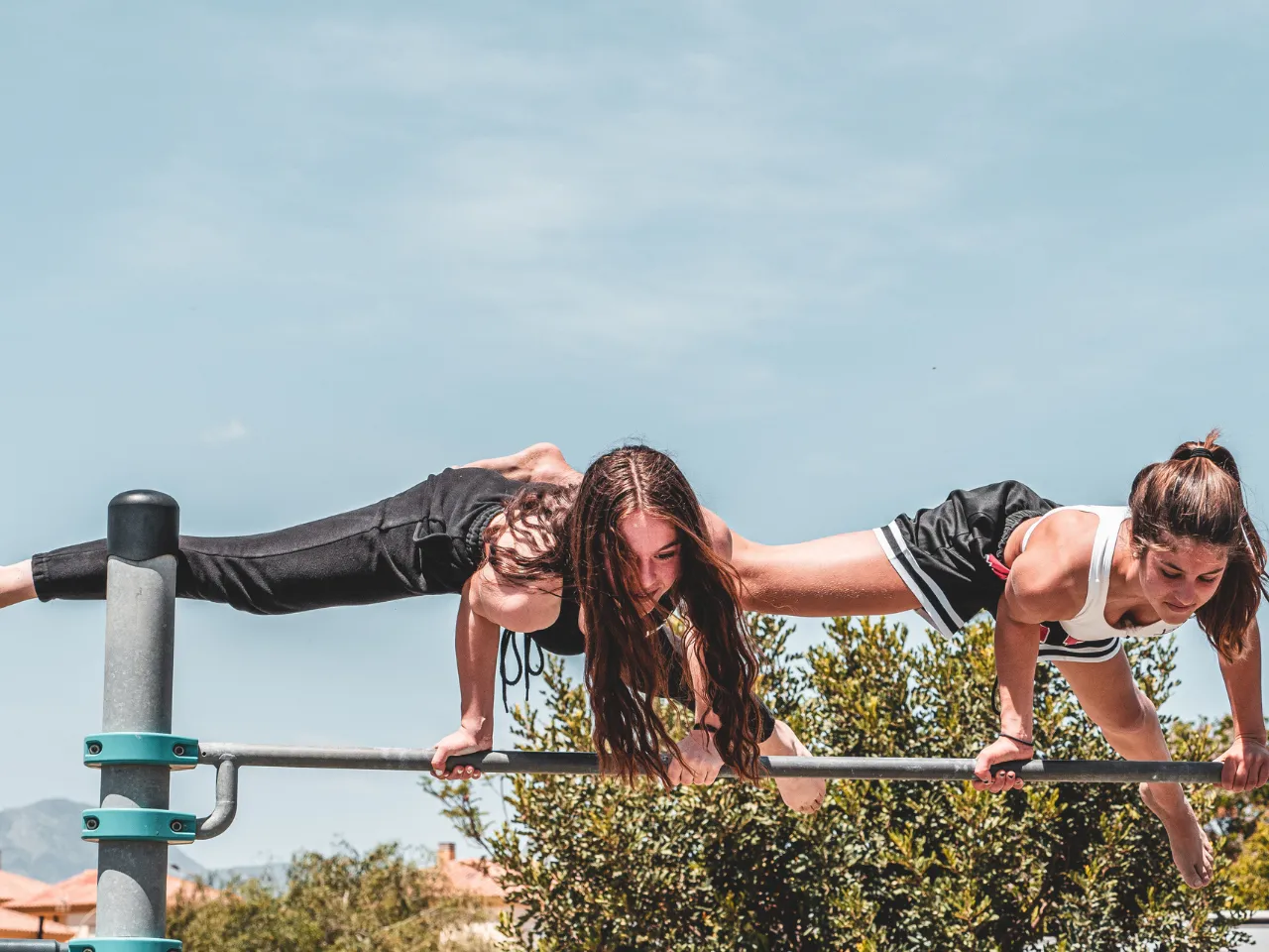 Miriam y Ainara haciendo Turtle Planche