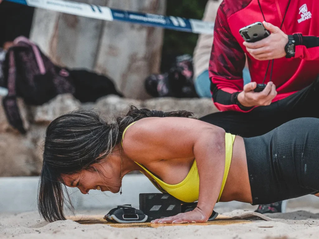 Susana Muñoz haciendo flexiones clasificatorio III Copa Málaga