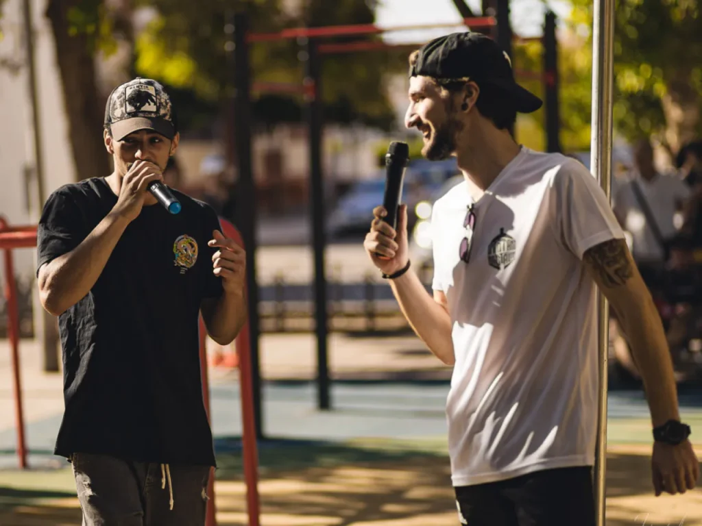 Vargas y Mohita hablando al público
