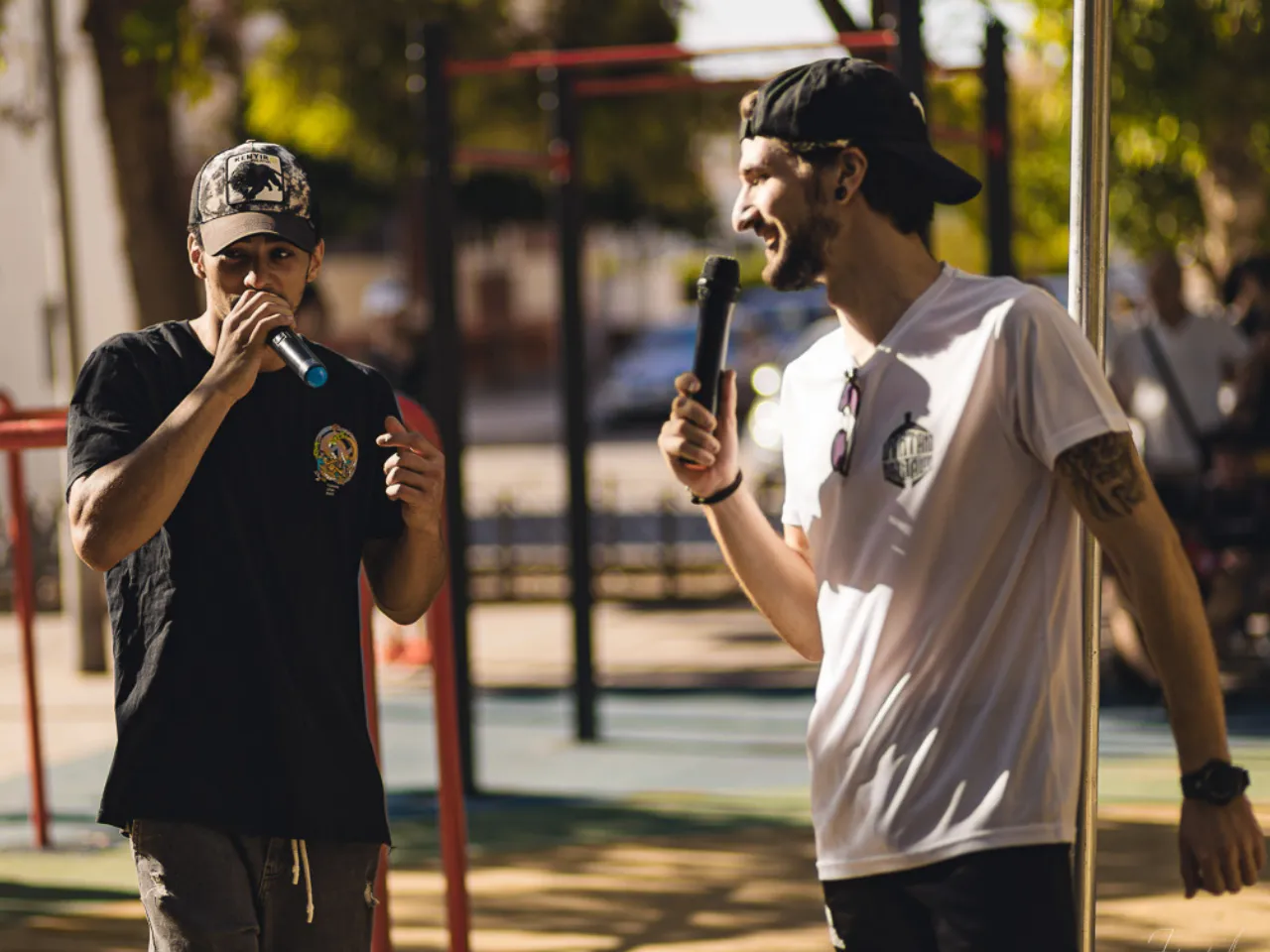 Vargas y Mohita hablando al público