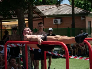 Victor haciendo un victorian en paralelas