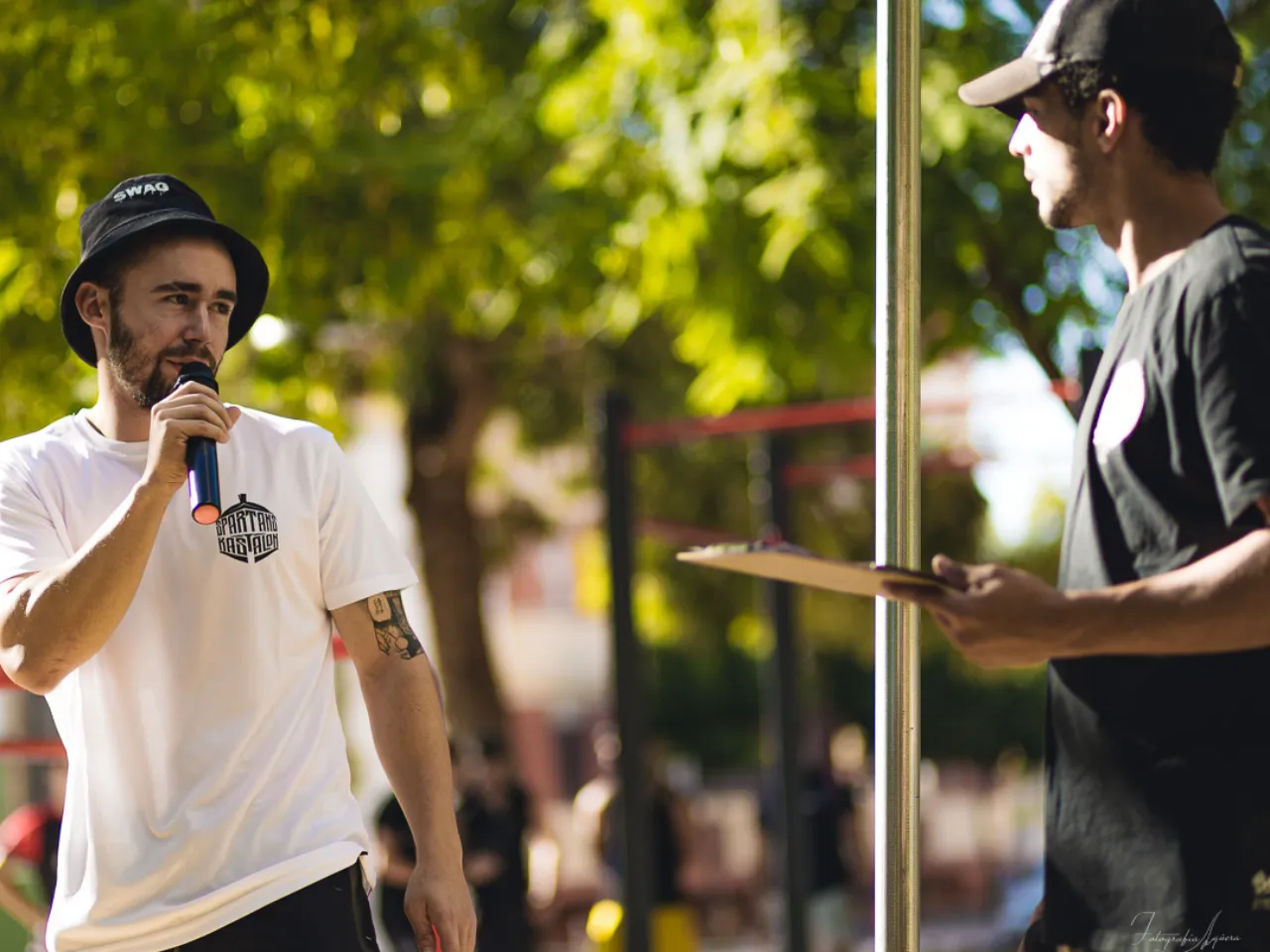Victor y Mohita hablando al público