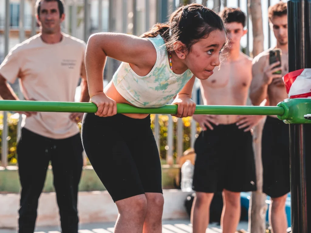 Candela haciendo fondos en el parque
