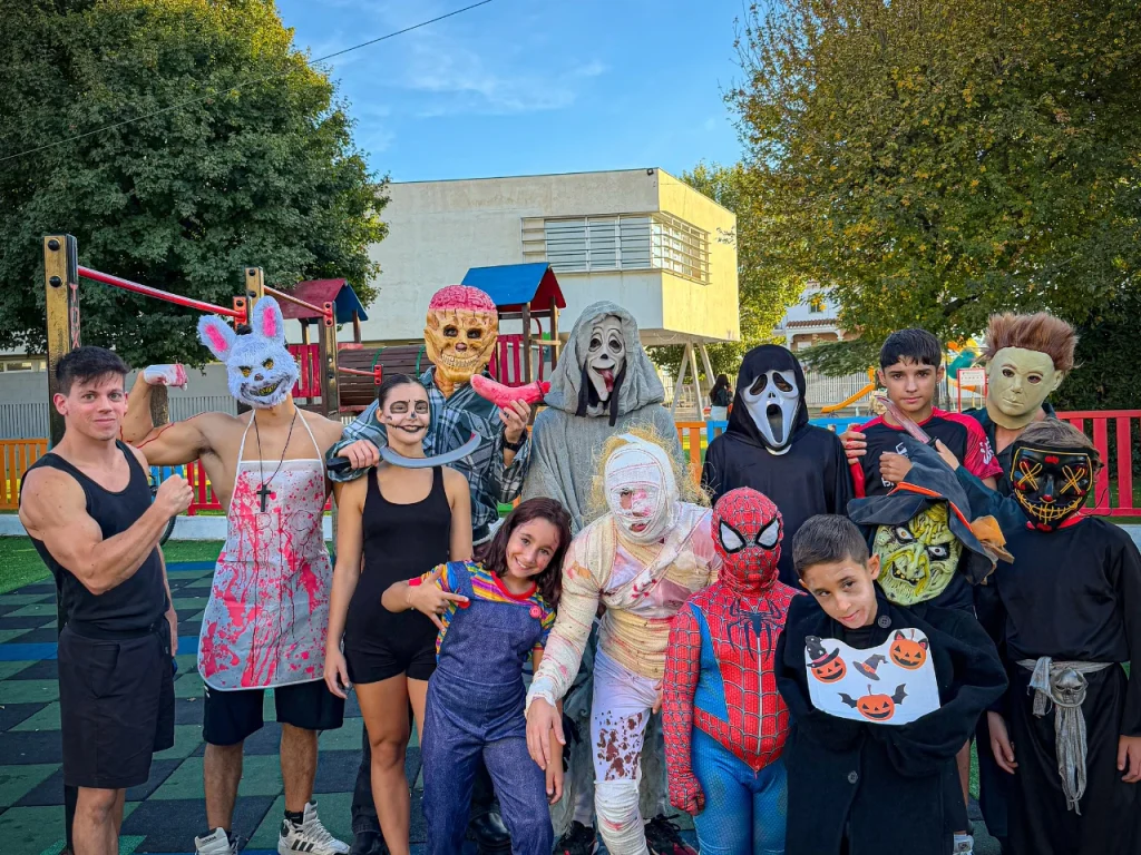 Alumnos en el evento Halloween Calisténico